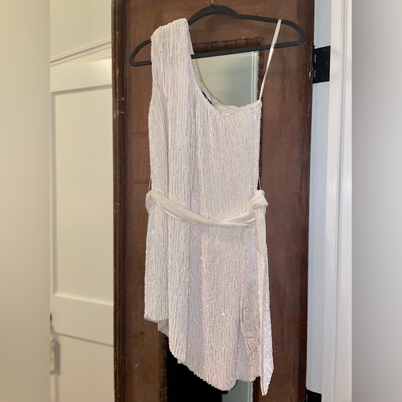 Retrofête Ella One-Shoulder Sequin Dress. White. Size M. True to size. Worn once - Picture 2 of 11